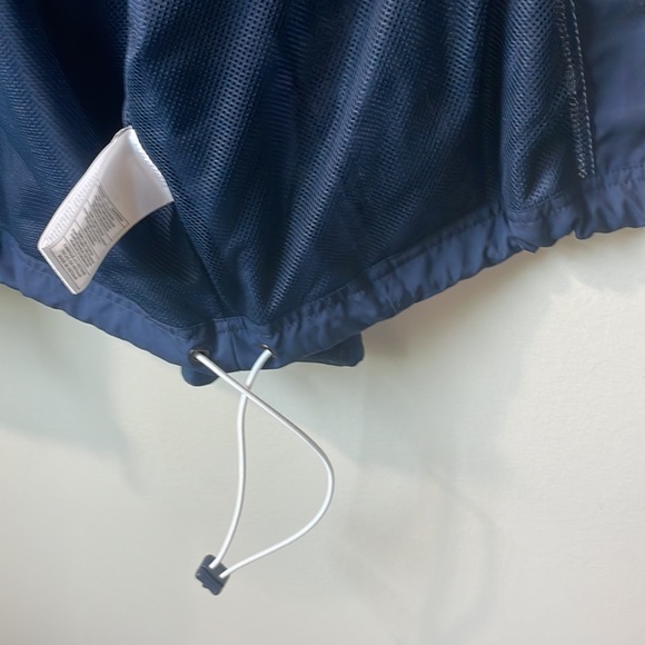 Nike wind/rain jacket in XL with hem drawstring fastener and back vent. - Picture 5 of 7